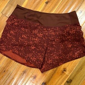 Brooks Women's Chaser 5” Shorts in Rich Reddish Brown Pattern